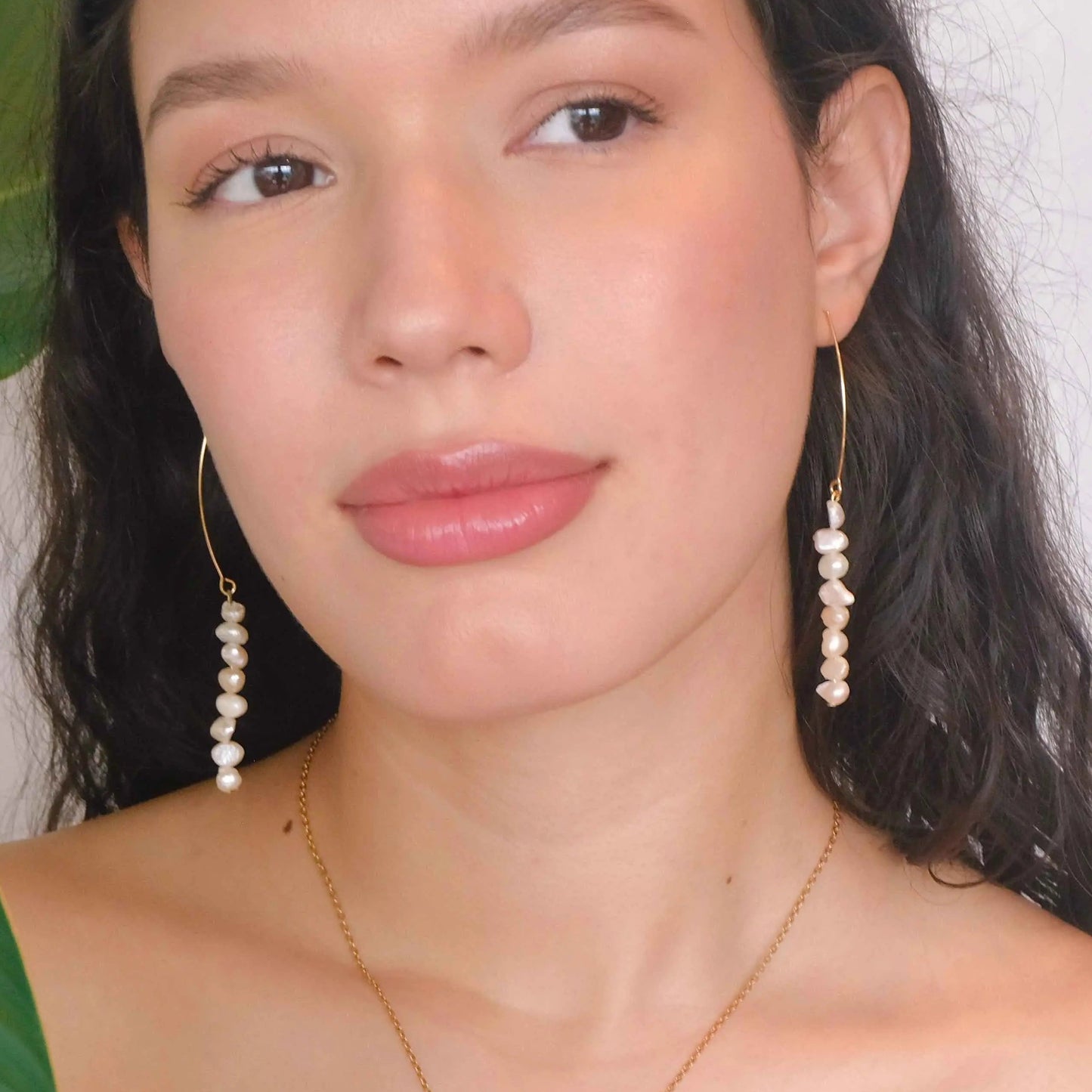 Perla Cuerda Pearl Hook Earrings Arete